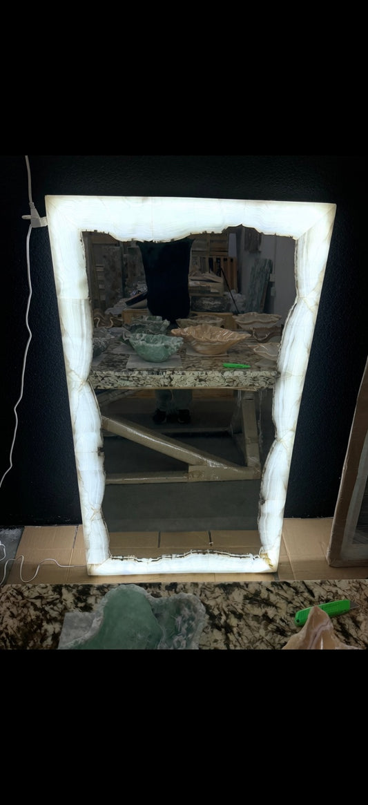 Onxy mirror